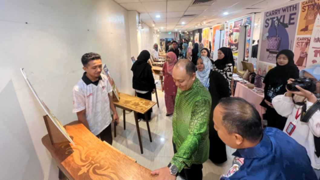 Applying the Craft of Japanese Moku-Zogan to Malaysian Furniture Design